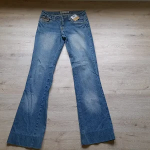 PANTALÓN VAQUERO CON ESTAMPADO PARTE TRASERA