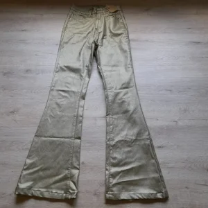 PANTALÓN ELÁSTICO DORADO ACAMPANADO SEÑORA