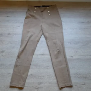 LEGGING BEIGE SEÑORA CON DETALLES DE BOTONES DORADOS