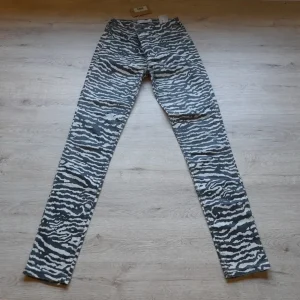 PANTALÓN PITILLO POLIPIEL CON ESTAMPADO DE CEBRA