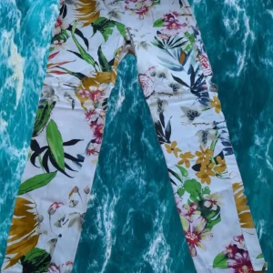 PANTALÓN BLANCO DE VESTIR CON ESTAMPADO FLORAL SEÑORA