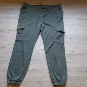 PANTALÓN VERDE DE CHANDAL CON BOLSILLOS LATERALES UNISEX