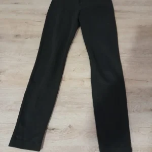 PANTALÓN TIPO MALLA GRIS CON CUADROS