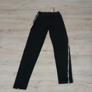 MALLA NEGRA CON LOGOTIPO EN PIERNAS