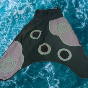 PANTALÓN NEGRO BOMBACHO CON DIBUJOS