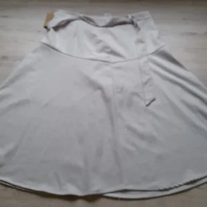 FALDA BEIGE LARGA CON VUELO Y CINTURÓN