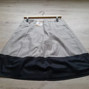 FALDA MIDI BEIGE CON CENEFA NEGRA EN BAJO