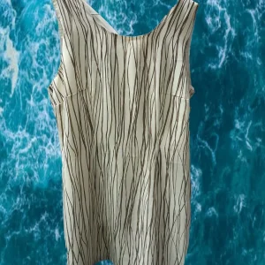 VESTIDO BEIGE CORTO CON RAYAS CON TIRANTES