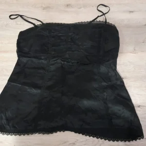 TOP TIRANTES NEGRO ESTILO LENCERO