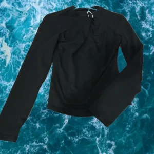 CAMISETA NEGRA MANGA LARGA DE LICRA CON CUELLO FRUNCIDO