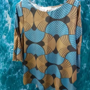 BLUSA AZUL DE GASA CON ESTAMPADO GEOMÉTRICO Y MANGA FRANCESA