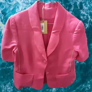 CHAQUETA ROSA FUCSIA MANGA CORTA CON HOMBRERAS