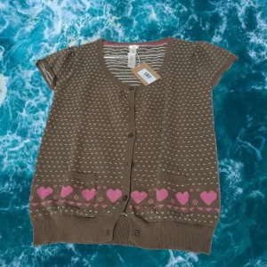 REBECA MARRÓN MANGA CORTA CON ESTAMPADO CORAZONES
