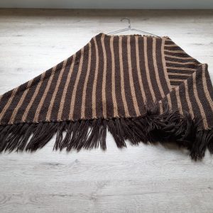 PONCHO DE PUNTO EN TONOS MARRONES ARTESANAL ( con algún enganche )