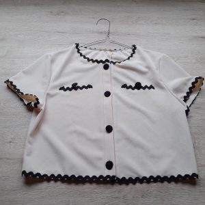 BLUSA CORTA MUJER BEIGE ROSADO , ESTILO CAMISA CON DETALLES NEGROS