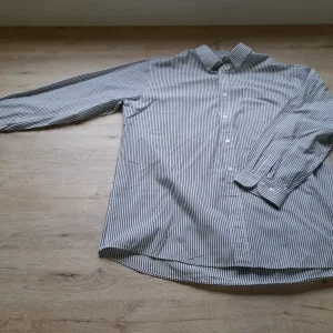 CAMISA CABALLERO M/L BLANCA CON RAYAS AZULES