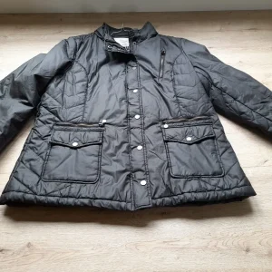 ABRIGO CORTO NEGRO IMPERMEABLE