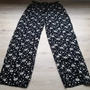 PANTALON AZUL MARINO VERANO CON ESTAMPADO
