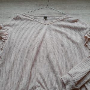 SUDADERA TIPO JERSEY FINO ROSA PALO CON DETALLES DE VOLANTES EN HOMBROS