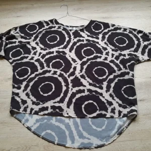 BLUSA GASA NEGRA CON ESTAMPADO