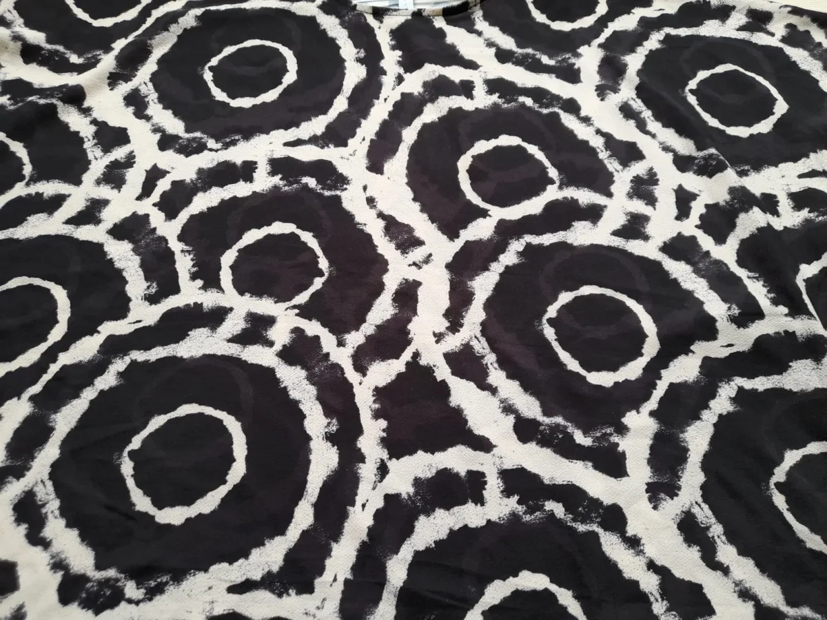 BLUSA GASA NEGRA CON ESTAMPADO - Imagen 3