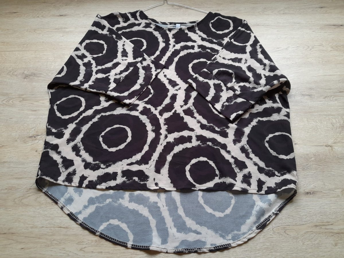 BLUSA GASA NEGRA CON ESTAMPADO - Imagen 4