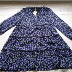 VESTIDO GASA CON ESTAMPADO FLORAL MORADO ,FORRO Y FRUNCIDO EN PUÑOS