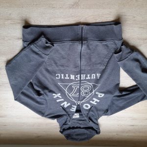 SUDADERA GRIS CON CAPUCHA Y LOGO EN EL PECHO