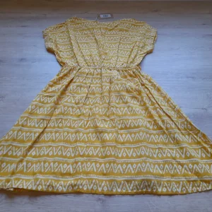 VESTIDO MIDI PLAYERO AMARILLO CON ESTAMPADO GEOMÉTRICO Y CINTURÓN