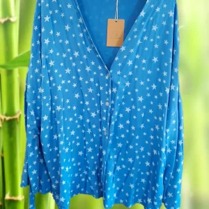 BLUSA M/L CON ESTAMPADO DE ESTRELLAS (posibilidad de anudar las mangas para hacerlas más cortas )
