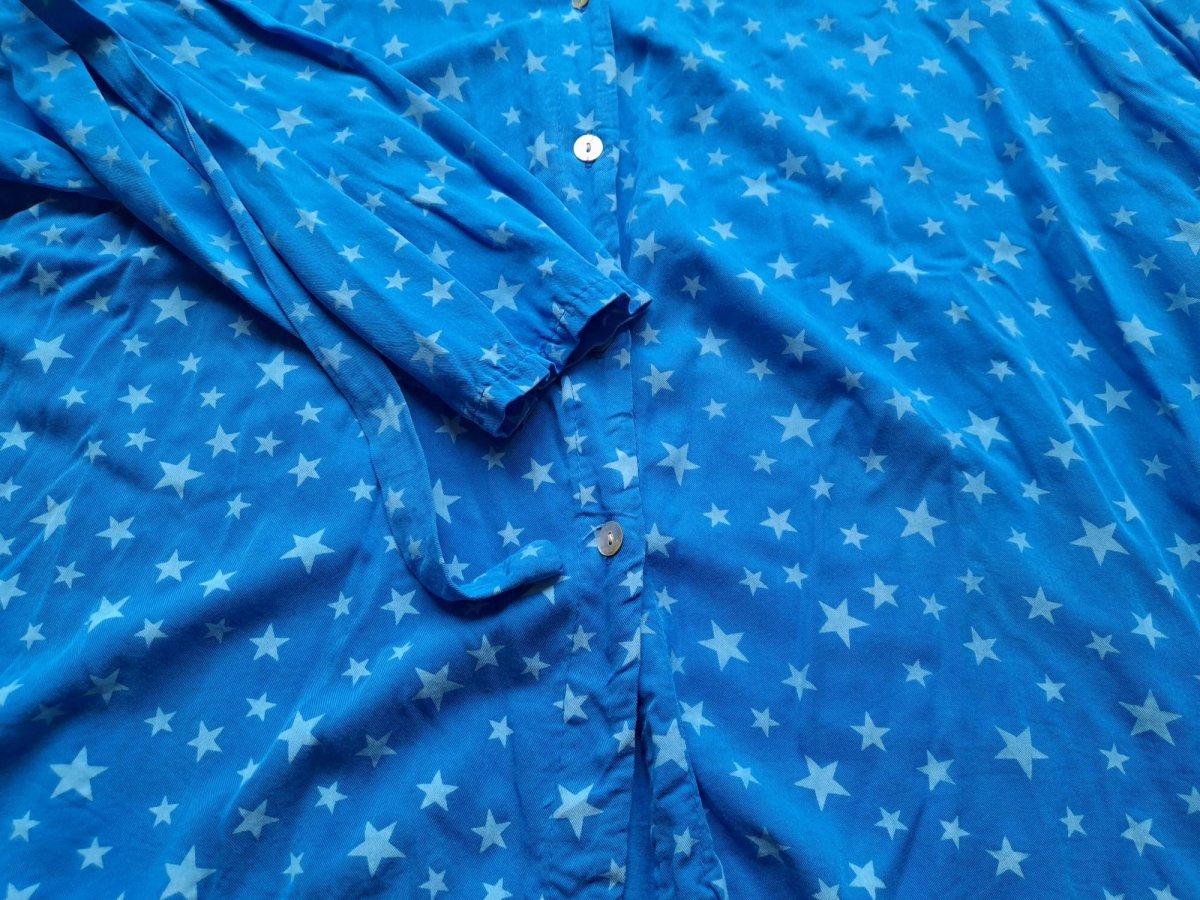 BLUSA M/L CON ESTAMPADO DE ESTRELLAS (posibilidad de anudar las mangas para hacerlas más cortas ) - Imagen 4