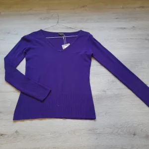 JERSEY PUNTO MORADO CUELLO DE PICO
