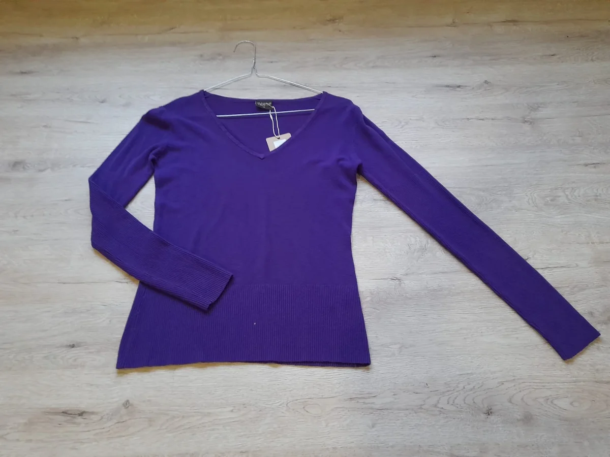 JERSEY PUNTO MORADO CUELLO DE PICO