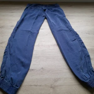 PANTALÓN AZUL MARINO BOMBACHO CON GOMAS TOBILLO