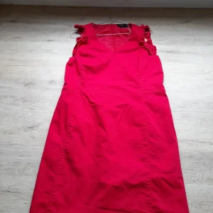 VESTIDO ROJO SIN MANGAS Y DETALLES DE VOLANTES
