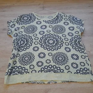 BLUSA  AMARILLA VERANIEGA M/C CON ESTAMPADO Y LENTEJUELAS