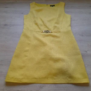 VESTIDO MIDI AMARILLO CON FORRO,SIN MANGAS Y DETALLE EN CINTURA