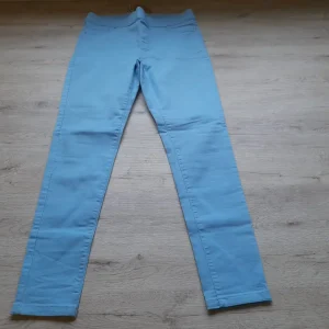 PANTALÓN JOGGER AZUL CLARO ELÁSTICO (PEQUEÑA MANCHA PARTE TRASERA -FOTO-)