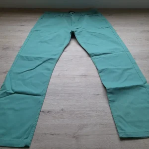 PANTALÓN TIPO VAQUERO VERDE MAR ELÁSTICO ( PEQUEÑA MANCHA MUSLO, INCLUIDA EN FOTO )