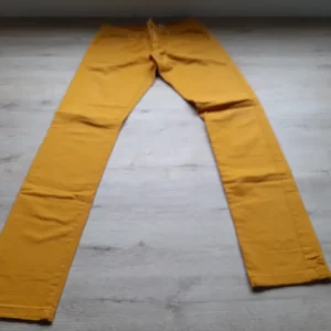PANTALÓN MOSTAZA TIPO VAQUERO ELÁSTICO