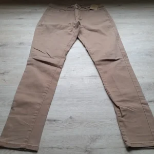 PANTALÓN TIPO VAQUERO COLOR TEJA ELÁSTICO