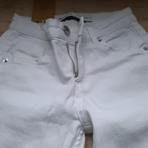 PANTALÓN VAQUERO BLANCO ELÁSTICO