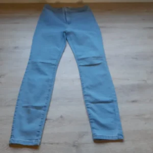 PANTALÓN TIPO JOGGER ELÁSTICO VAQUERO