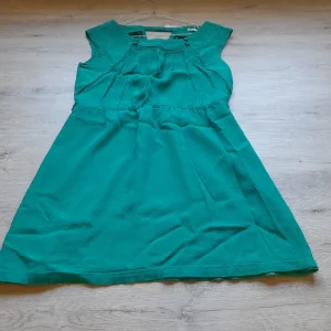 VESTIDO MIDI VERDE SIN MANGAS Y FORRO