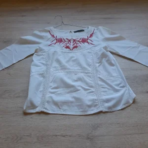 CAMISETA BLANCA CON MANGA FRANCESA Y BORDADO EN ROJO