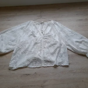 BLUSA M/L BLANCA BORDADA (PEQUEÑO ROTO HOMBRO DERECHO)