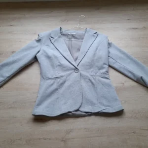 BLAZER GRIS CON TELA TIPO CHANDAL Y MANDAS REVERSIBLES (DESGASTE DE USO)