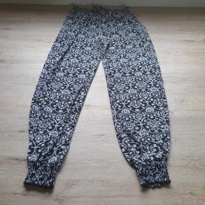PANTALÓN BOMBACHO DE VERANO NEGRO CON ESTAMPADO BLANCO , GOMA EN CINTURA Y TOBILLOS