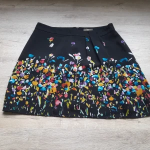MINI FALDA NEGRA CON FORRO Y CREMALLERA , ESTAMPADO MULTICOLOR