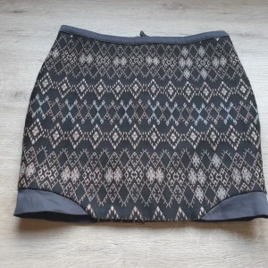 MINI FALDA NEGRA CON FORRO Y CREMALLERA, ESTAMPADO BORDADO GEOMÉTRICO